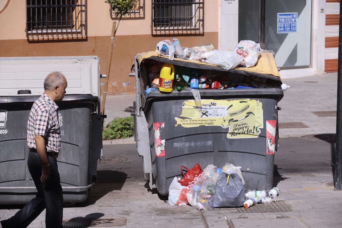 El único camión operativo no tiene tiempo de realizar el recorrido completo por la noche y lo termina por la mañana 