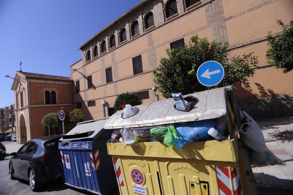 El único camión operativo no tiene tiempo de realizar el recorrido completo por la noche y lo termina por la mañana 