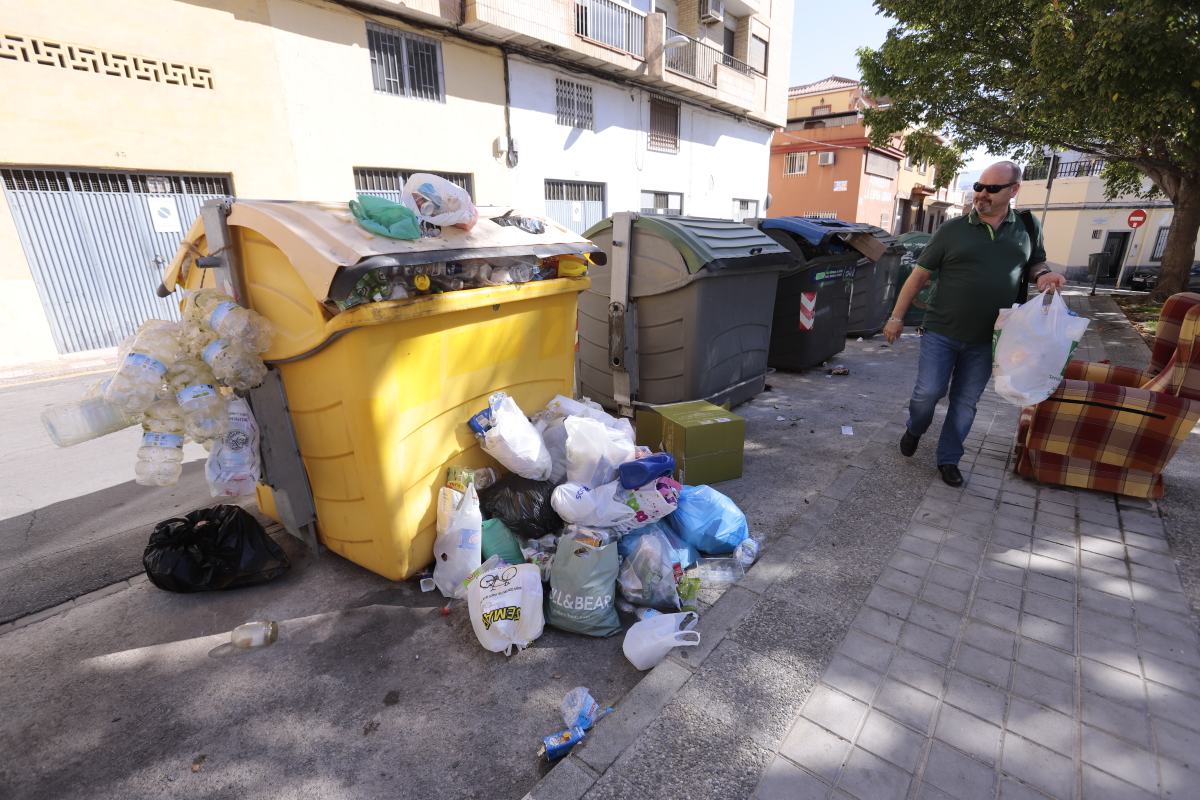 El único camión operativo no tiene tiempo de realizar el recorrido completo por la noche y lo termina por la mañana 