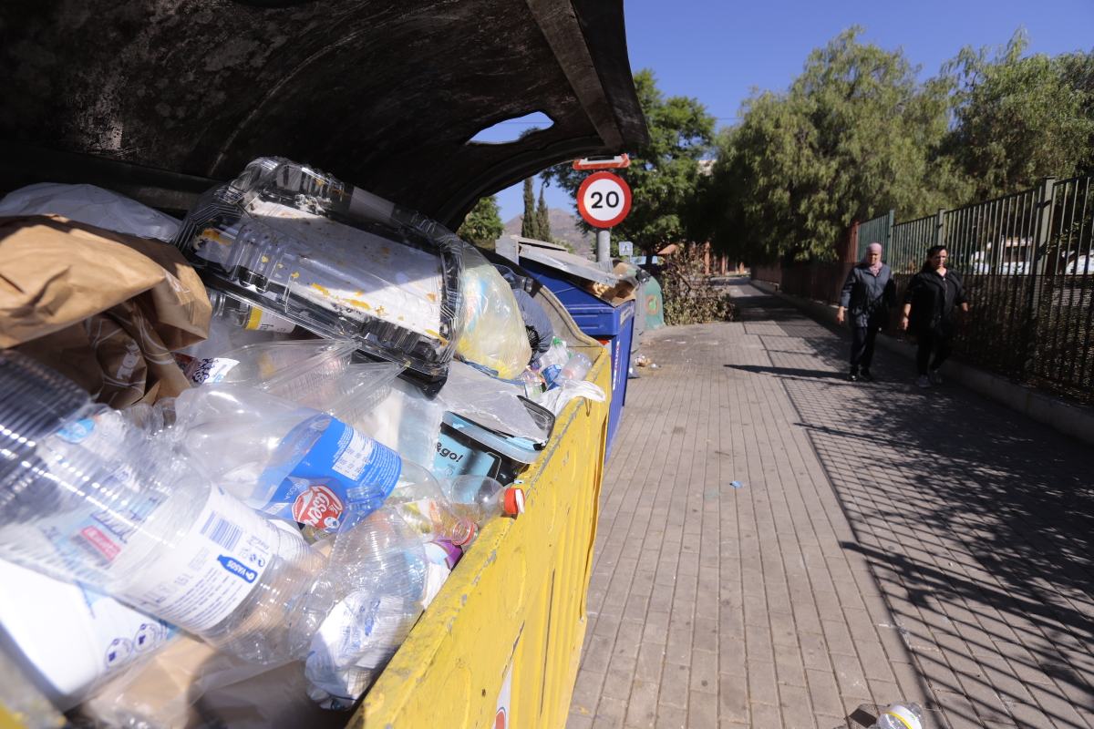 El único camión operativo no tiene tiempo de realizar el recorrido completo por la noche y lo termina por la mañana 