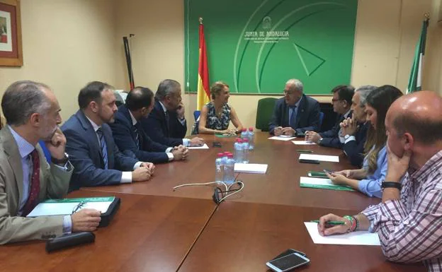 La secretaria general para la Justicia y el presidente de la Audiencia Provincial, en el centro. 