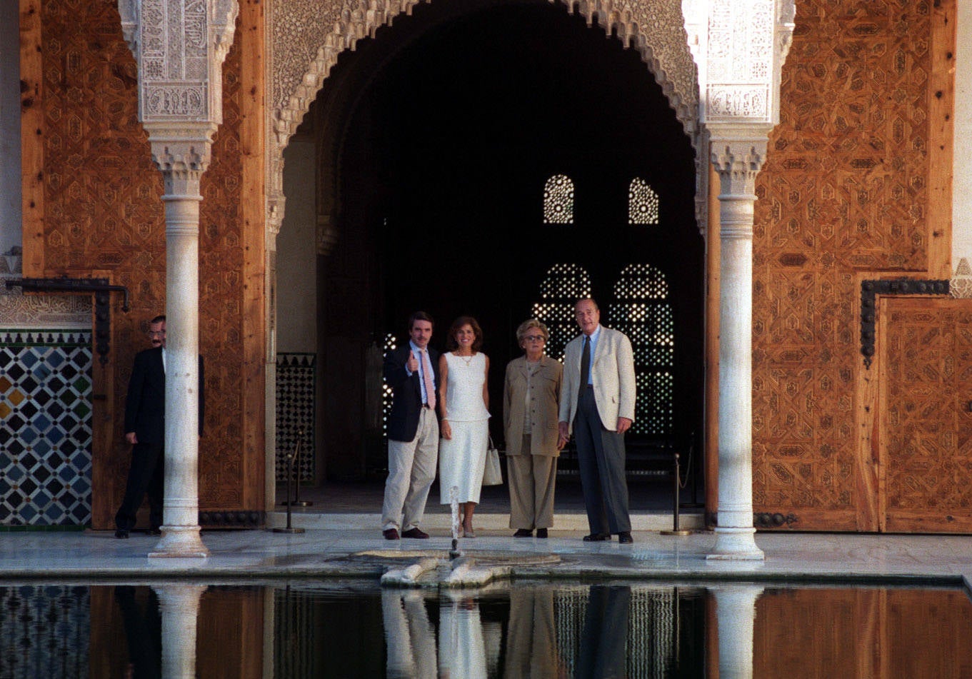 Imagen principal - Diferentes momentos de la visita del dirigente francés a Granada