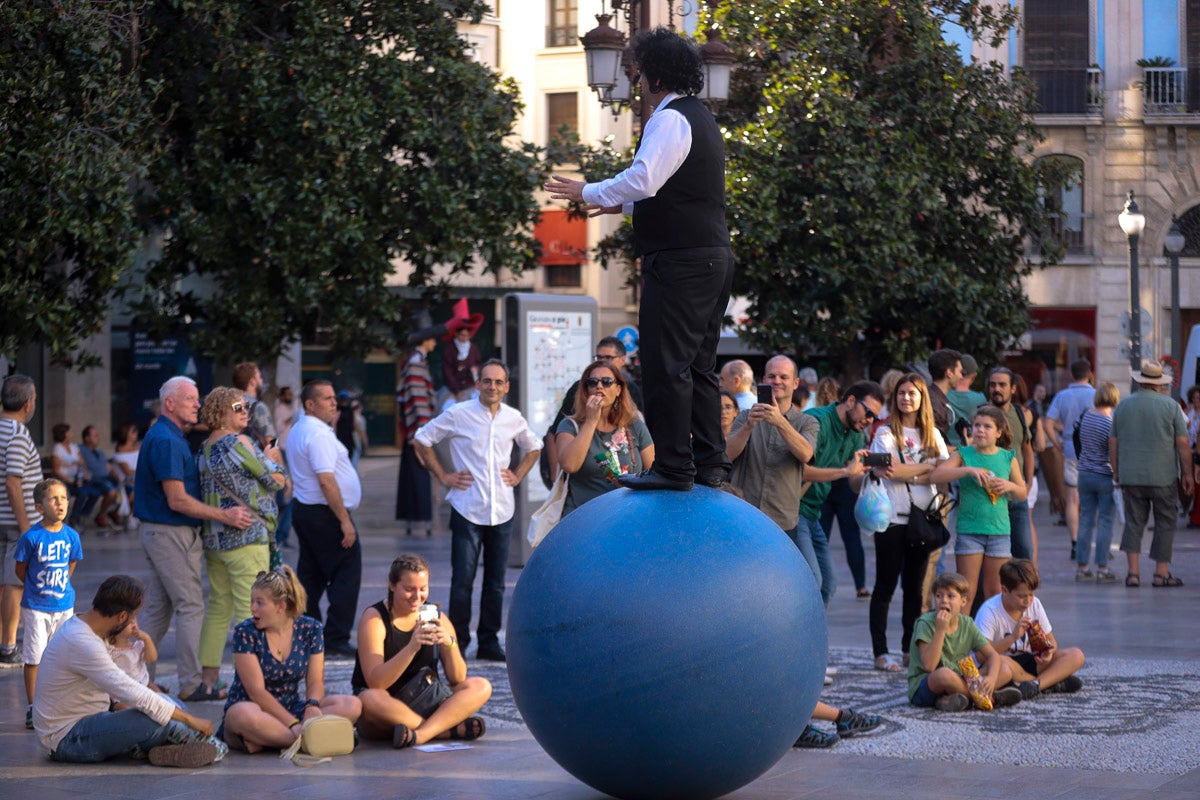 Su creadores, Juanjo Guarnido y Juan Díaz Canalaes, reciben un cálido homenaje en la inauguración del festival patrocinado por Cervezas Alhambra 