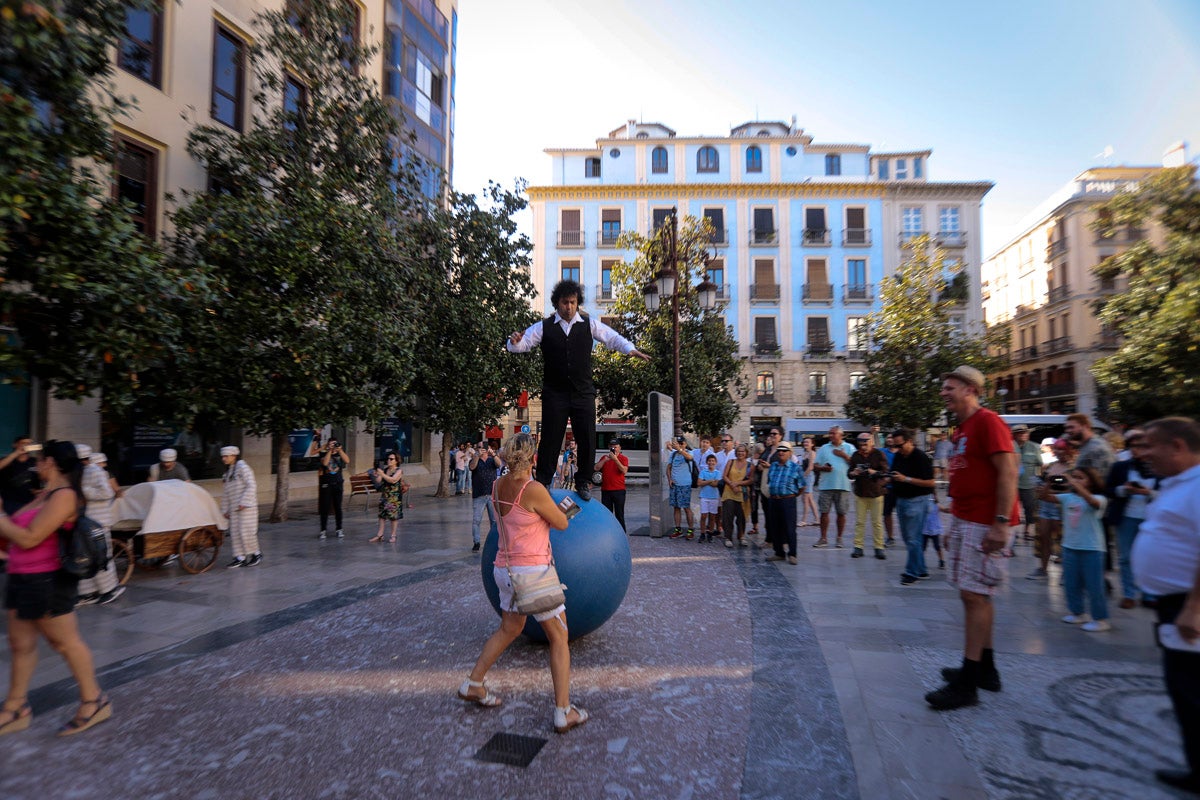 Su creadores, Juanjo Guarnido y Juan Díaz Canalaes, reciben un cálido homenaje en la inauguración del festival patrocinado por Cervezas Alhambra 