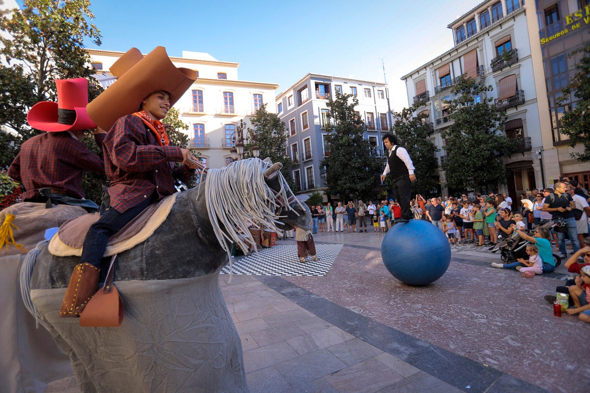 Su creadores, Juanjo Guarnido y Juan Díaz Canalaes, reciben un cálido homenaje en la inauguración del festival patrocinado por Cervezas Alhambra 