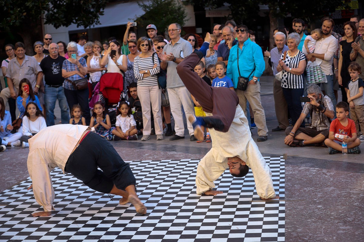 Su creadores, Juanjo Guarnido y Juan Díaz Canalaes, reciben un cálido homenaje en la inauguración del festival patrocinado por Cervezas Alhambra 