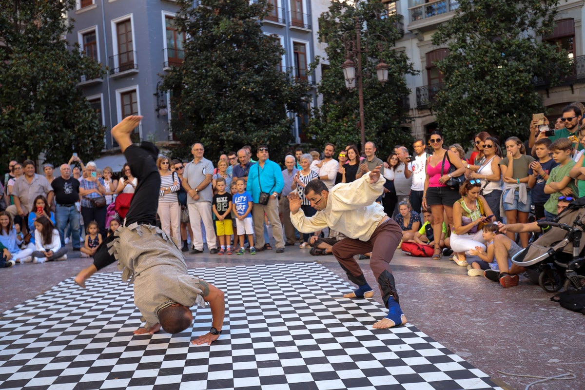 Su creadores, Juanjo Guarnido y Juan Díaz Canalaes, reciben un cálido homenaje en la inauguración del festival patrocinado por Cervezas Alhambra 