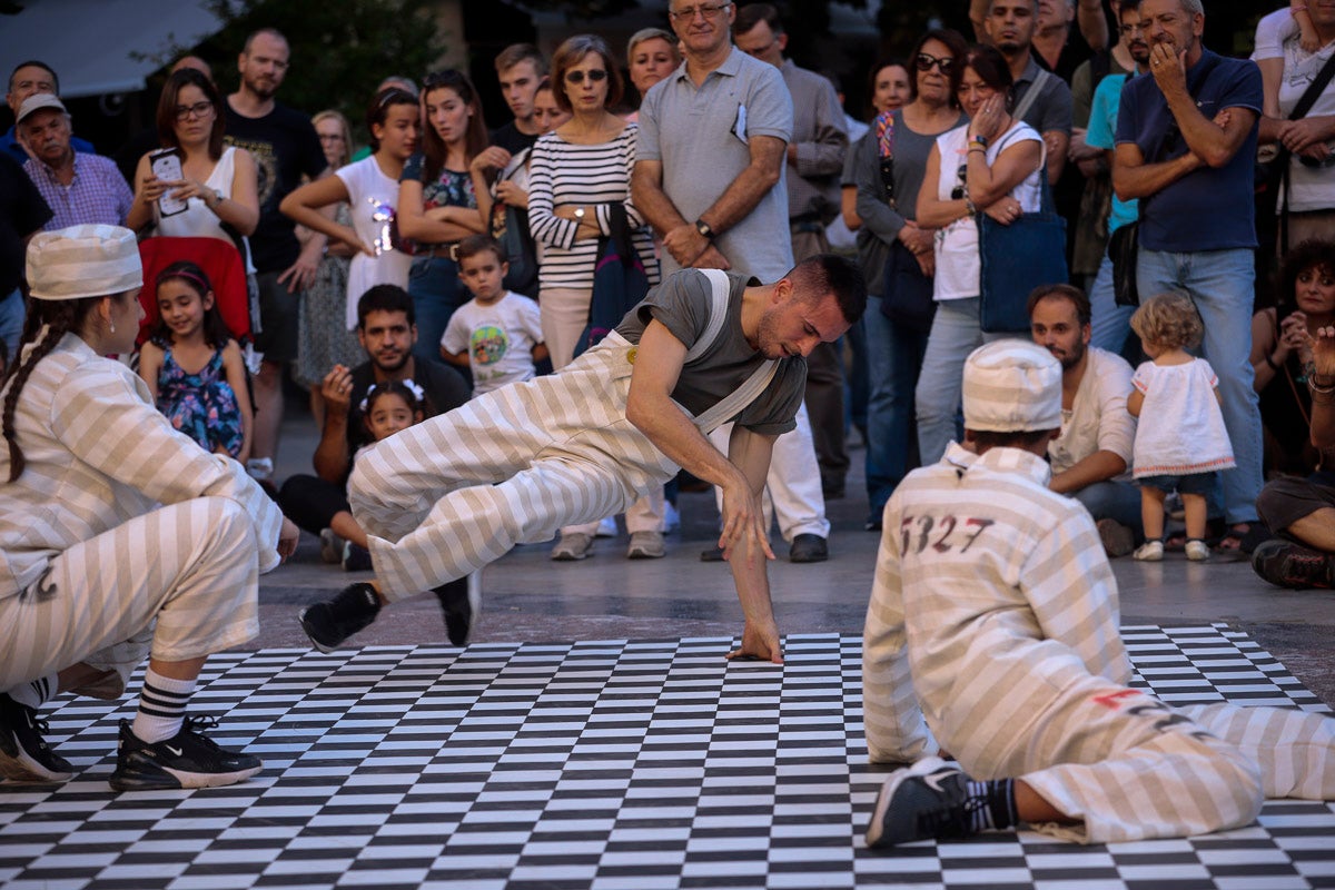 Su creadores, Juanjo Guarnido y Juan Díaz Canalaes, reciben un cálido homenaje en la inauguración del festival patrocinado por Cervezas Alhambra 