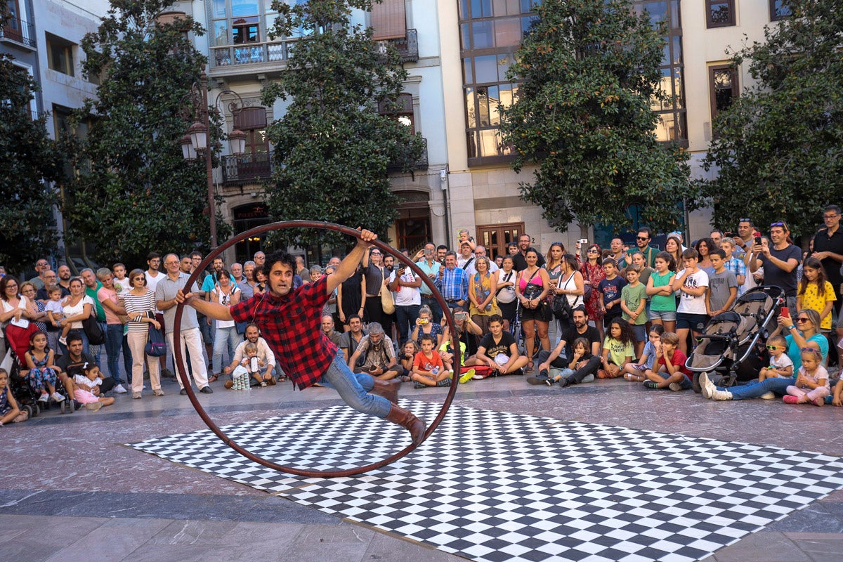 Su creadores, Juanjo Guarnido y Juan Díaz Canalaes, reciben un cálido homenaje en la inauguración del festival patrocinado por Cervezas Alhambra 