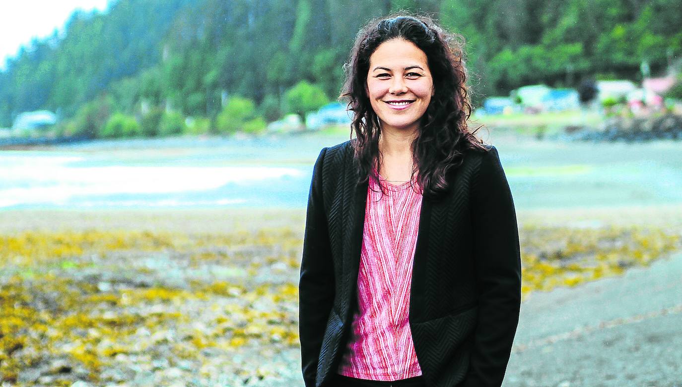 Severn Cullis-Suzuki, en una playa de Haida Gwaii, el archipiélago canadiense donde vive.