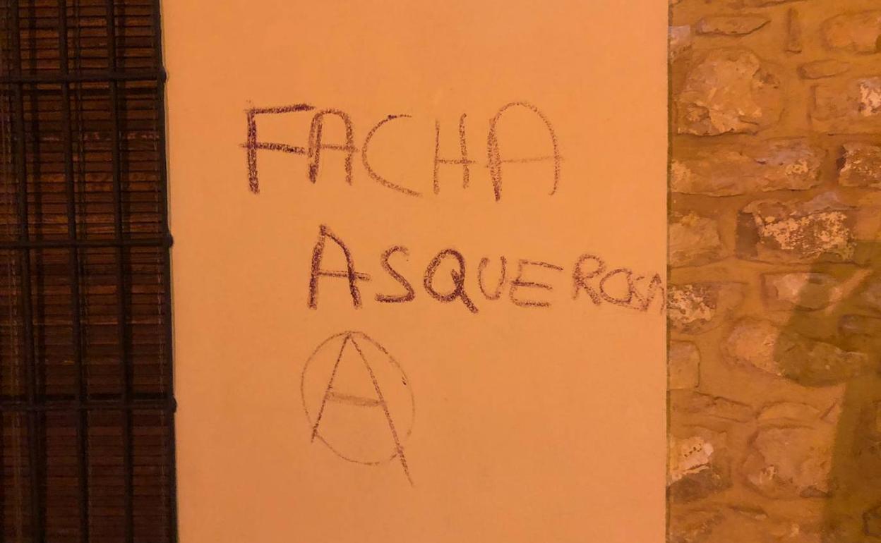 El PP condena las pintadas en la vivienda de una exconcejal de Canena