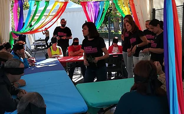 Imagen principal - Los stands del Paseo del Salón se han llenado en la mañana de este viernes. 