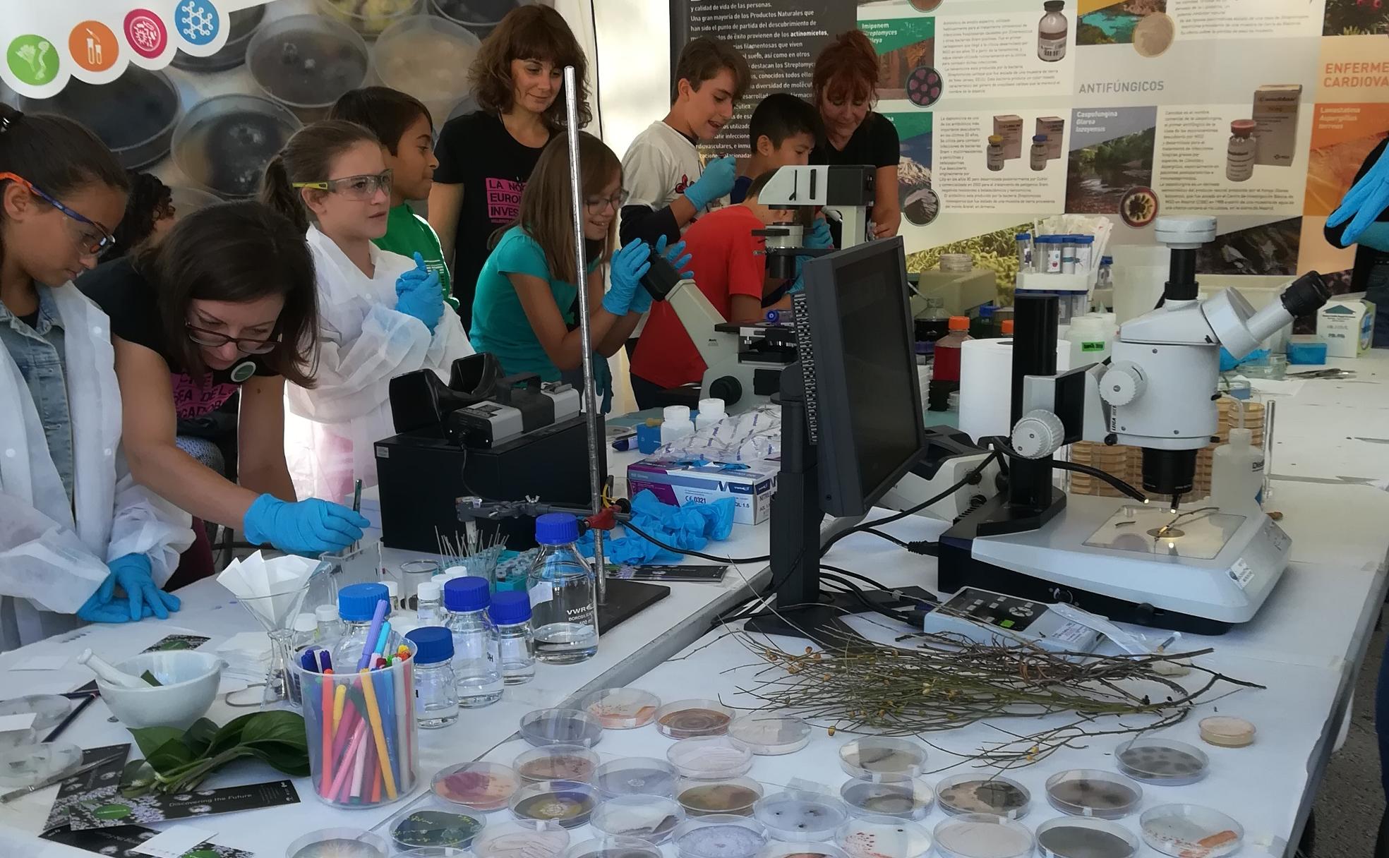 Los jóvenes han tenido contacto con la ciencia en directo en el Paseo del Salón. 