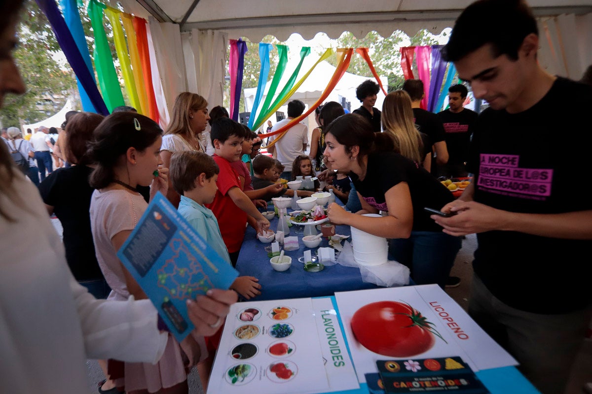 El gran evento de divulgación científica ofrece esta tarde-noche talleres y ponencias de todo tipo para todos los granadinos 