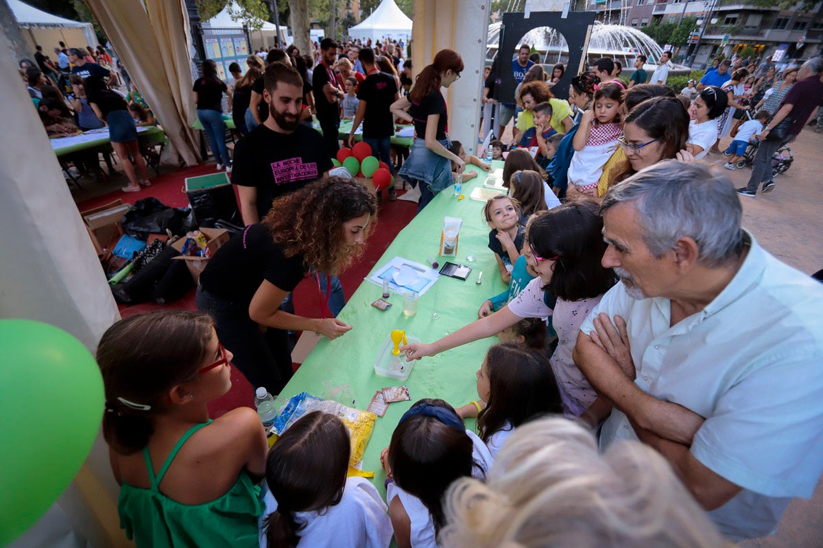 El gran evento de divulgación científica ofrece esta tarde-noche talleres y ponencias de todo tipo para todos los granadinos 