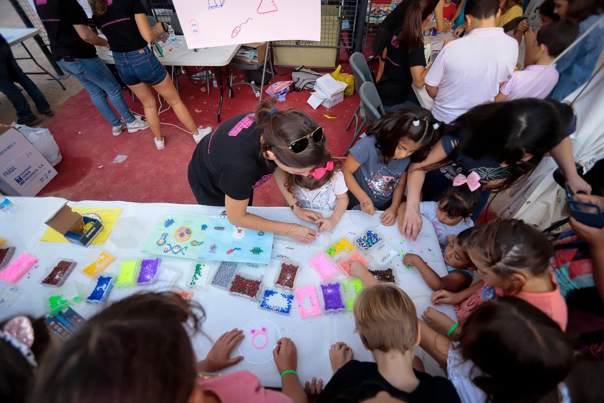 El gran evento de divulgación científica ofrece esta tarde-noche talleres y ponencias de todo tipo para todos los granadinos 