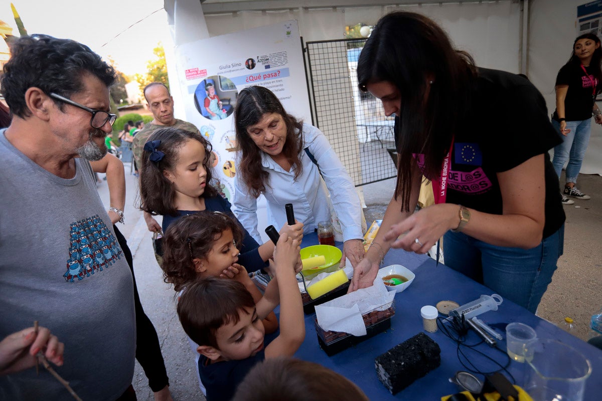 El gran evento de divulgación científica ofrece esta tarde-noche talleres y ponencias de todo tipo para todos los granadinos 