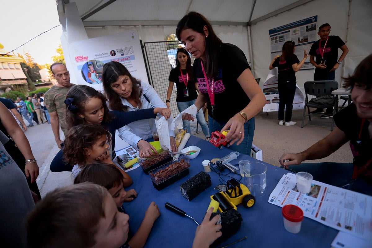 El gran evento de divulgación científica ofrece esta tarde-noche talleres y ponencias de todo tipo para todos los granadinos 