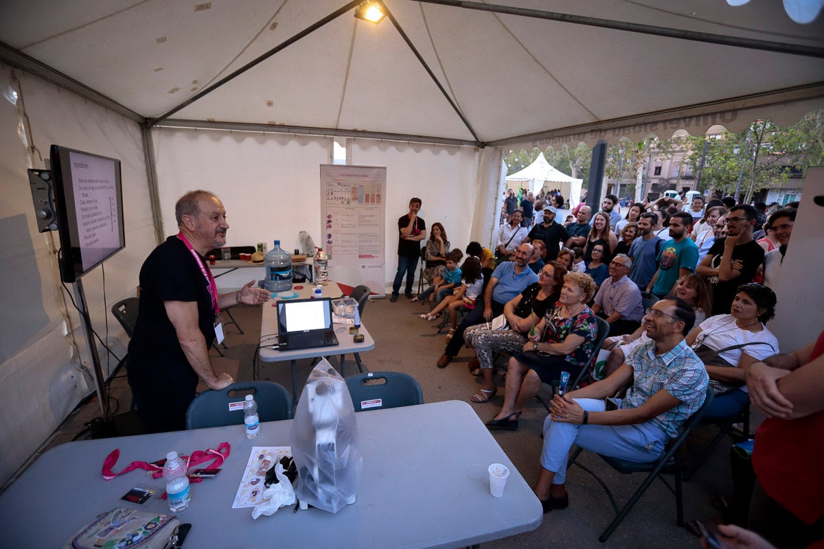 El gran evento de divulgación científica ofrece esta tarde-noche talleres y ponencias de todo tipo para todos los granadinos 