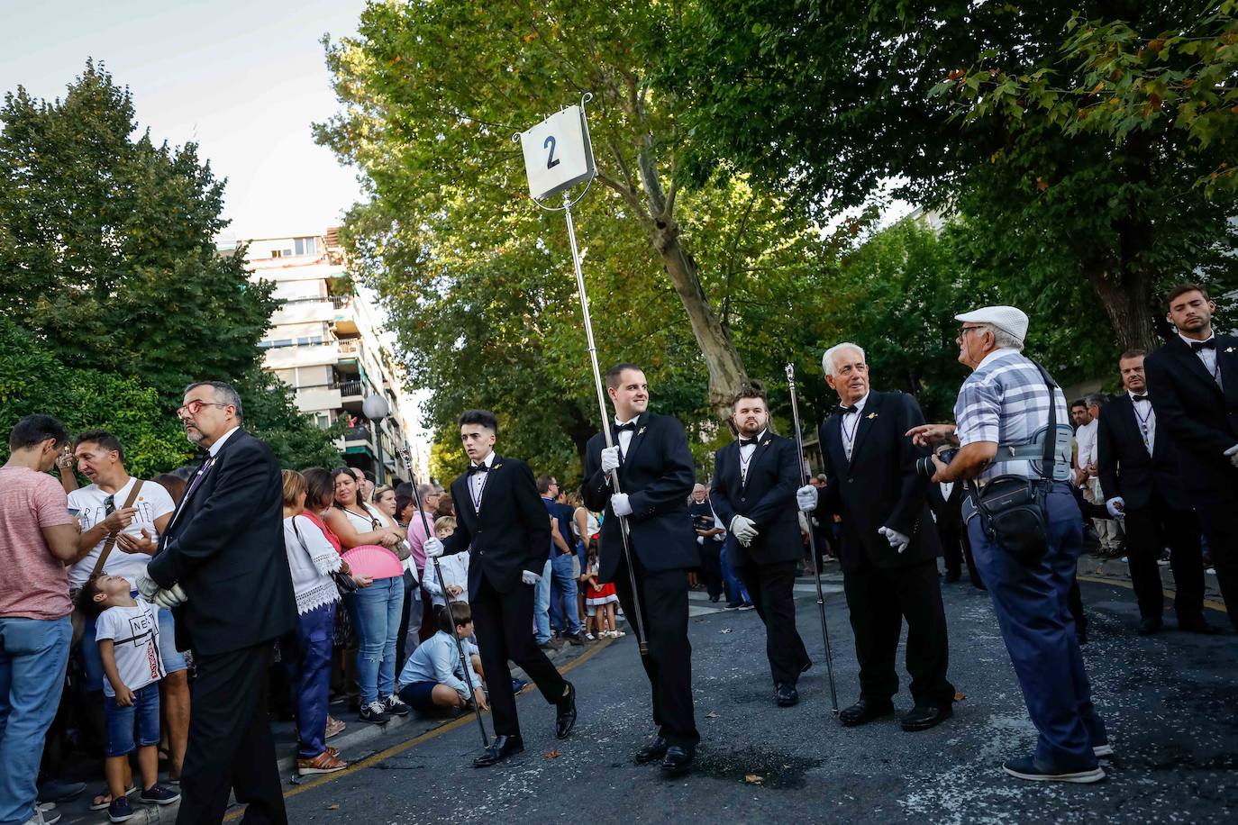 La Romería de San Miguel en el Albaicín y los puestos en la Carrera anticipan una tarde espléndida de devoción a la Virgen de las Angustias 