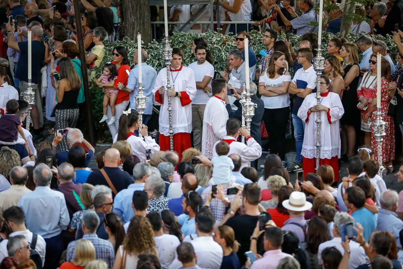 La Romería de San Miguel en el Albaicín y los puestos en la Carrera anticipan una tarde espléndida de devoción a la Virgen de las Angustias 
