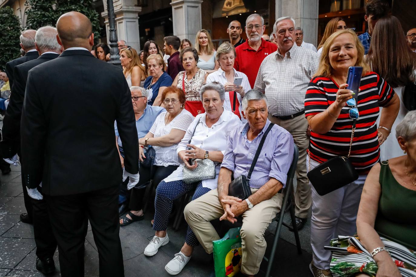 La Romería de San Miguel en el Albaicín y los puestos en la Carrera anticipan una tarde espléndida de devoción a la Virgen de las Angustias 