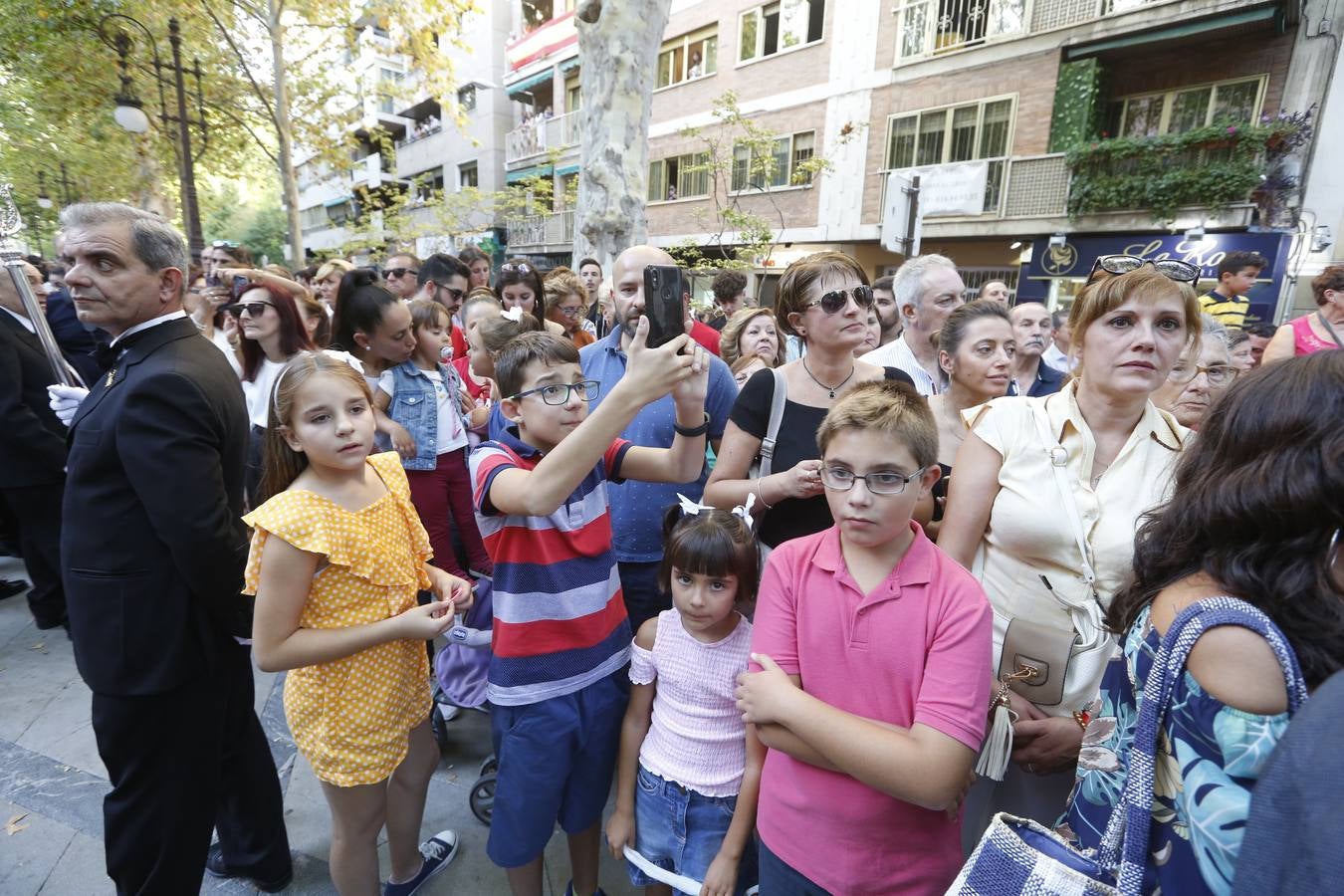 La Romería de San Miguel en el Albaicín y los puestos en la Carrera anticipan una tarde espléndida de devoción a la Virgen de las Angustias 