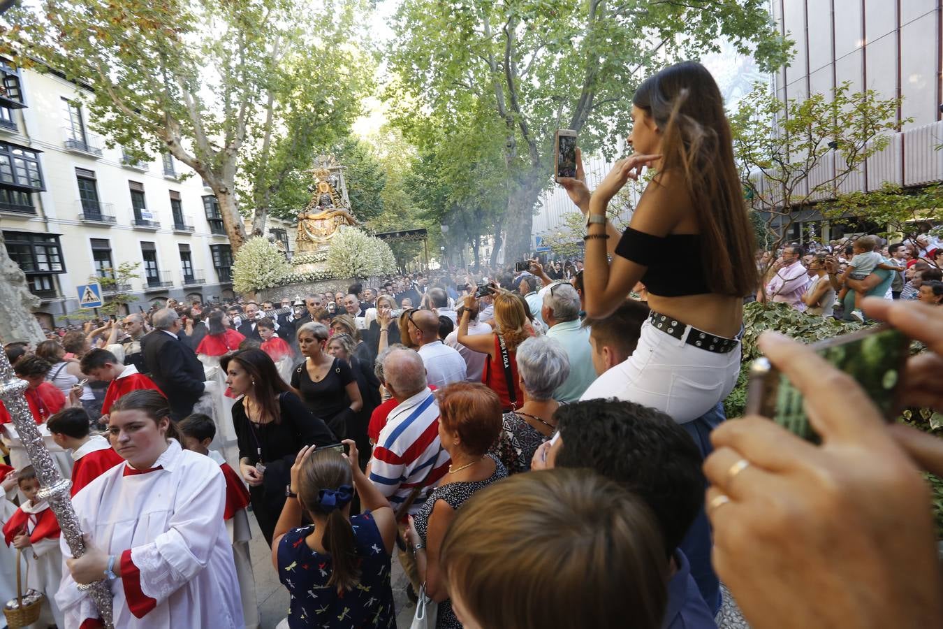 La Romería de San Miguel en el Albaicín y los puestos en la Carrera anticipan una tarde espléndida de devoción a la Virgen de las Angustias 