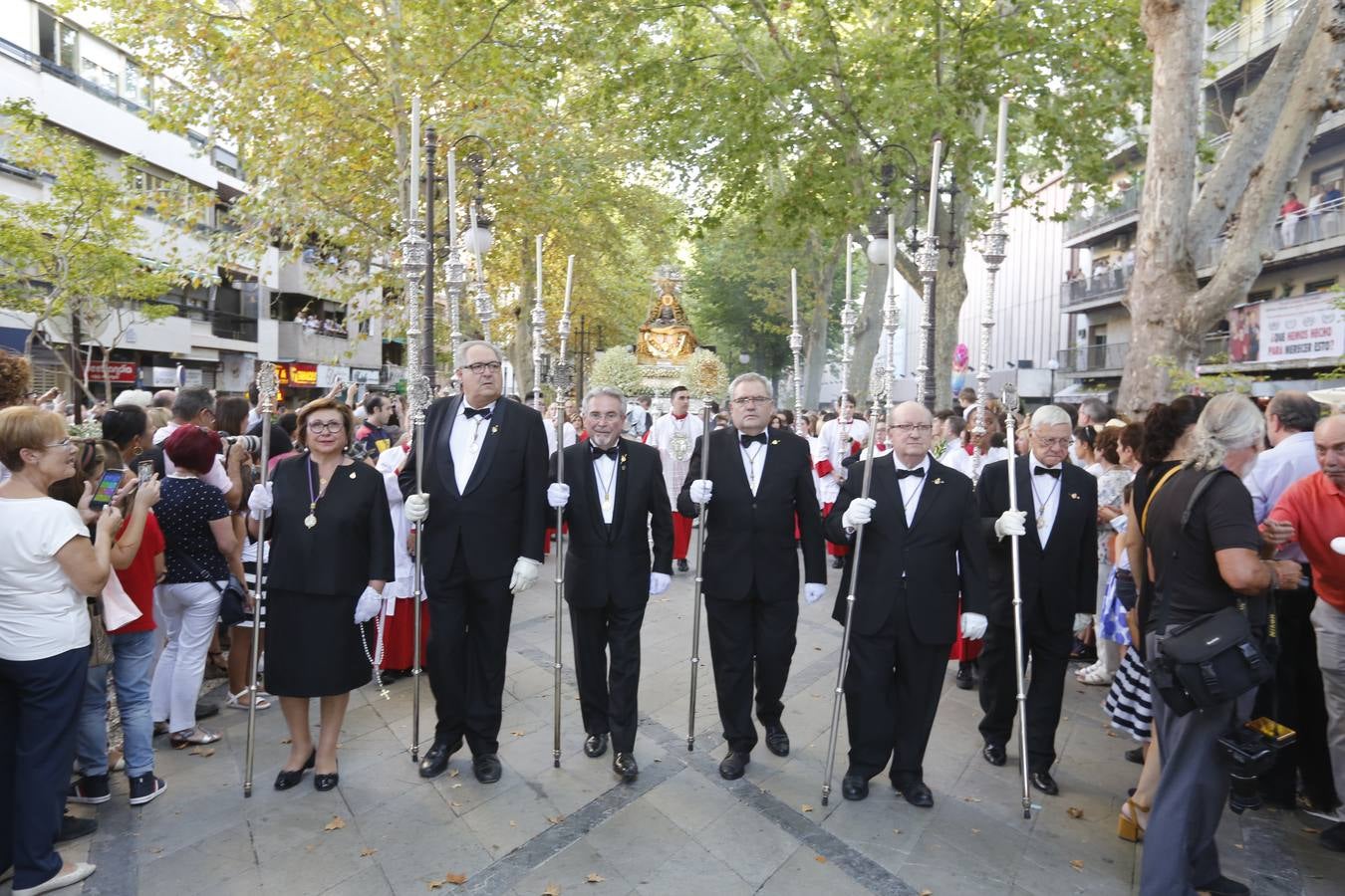 La Romería de San Miguel en el Albaicín y los puestos en la Carrera anticipan una tarde espléndida de devoción a la Virgen de las Angustias 