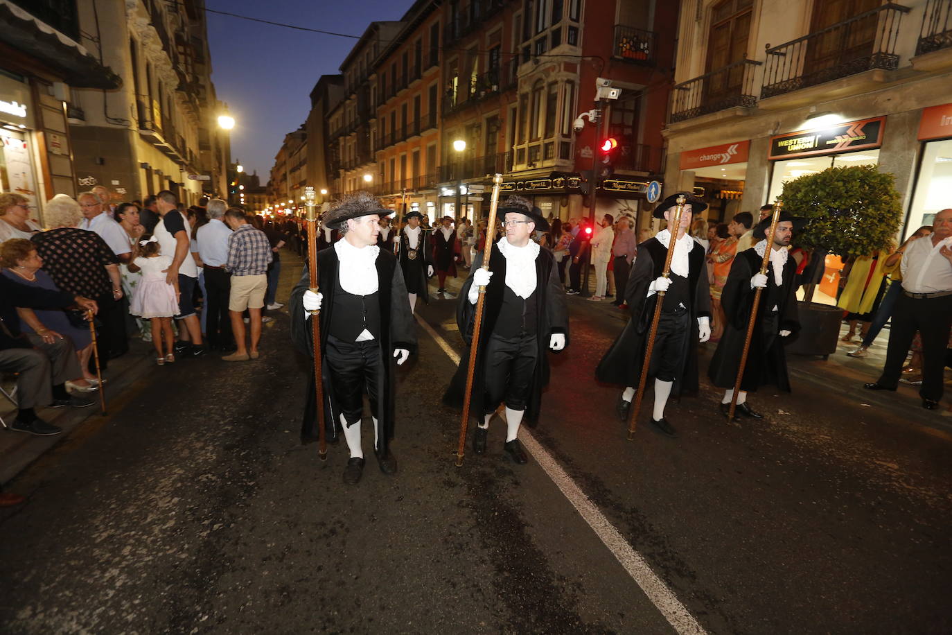 La Romería de San Miguel en el Albaicín y los puestos en la Carrera anticipan una tarde espléndida de devoción a la Virgen de las Angustias 