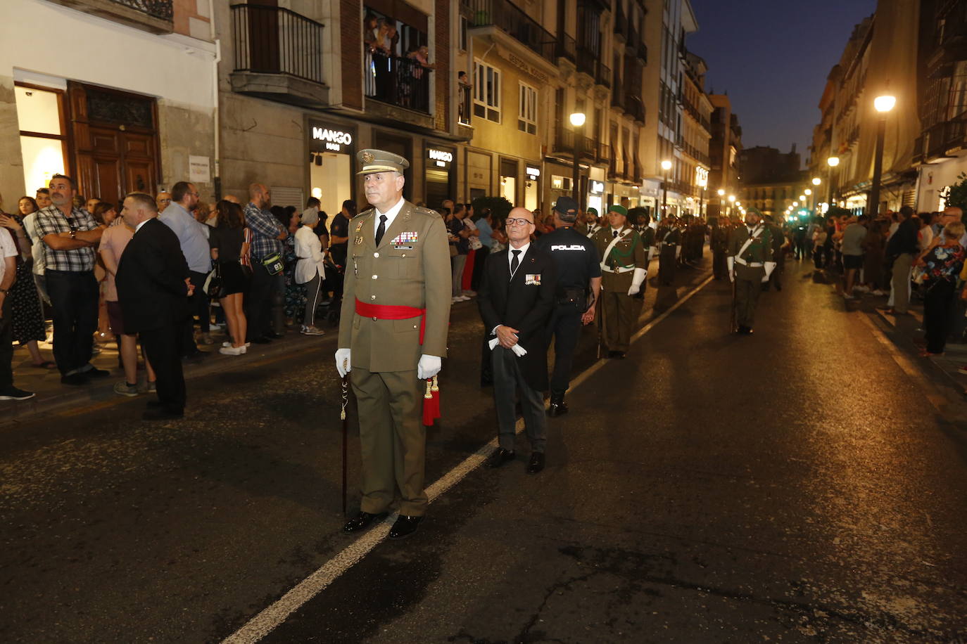La Romería de San Miguel en el Albaicín y los puestos en la Carrera anticipan una tarde espléndida de devoción a la Virgen de las Angustias 