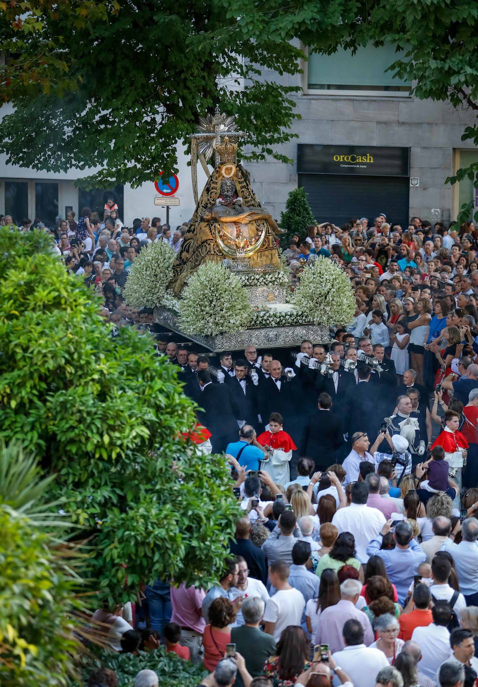 Miles de granadinos y andaluces se han dado cita este domingo en el Centro de la ciudad para acompañar a la Patrona 