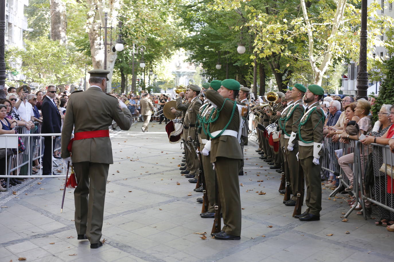 Miles de granadinos y andaluces se han dado cita este domingo en el Centro de la ciudad para acompañar a la Patrona 