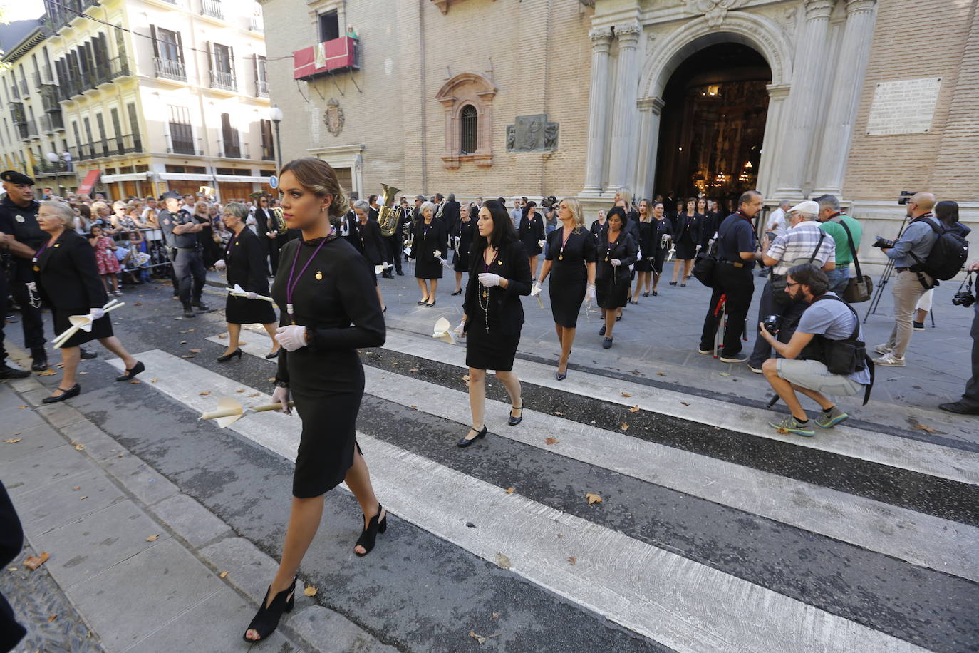 Miles de granadinos y andaluces se han dado cita este domingo en el Centro de la ciudad para acompañar a la Patrona 