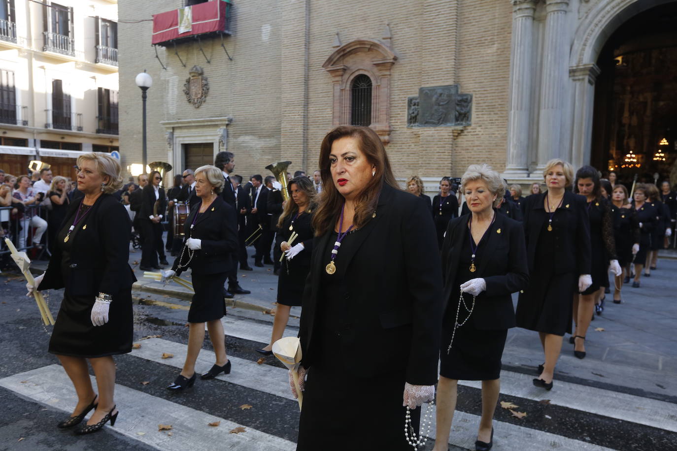 Miles de granadinos y andaluces se han dado cita este domingo en el Centro de la ciudad para acompañar a la Patrona 