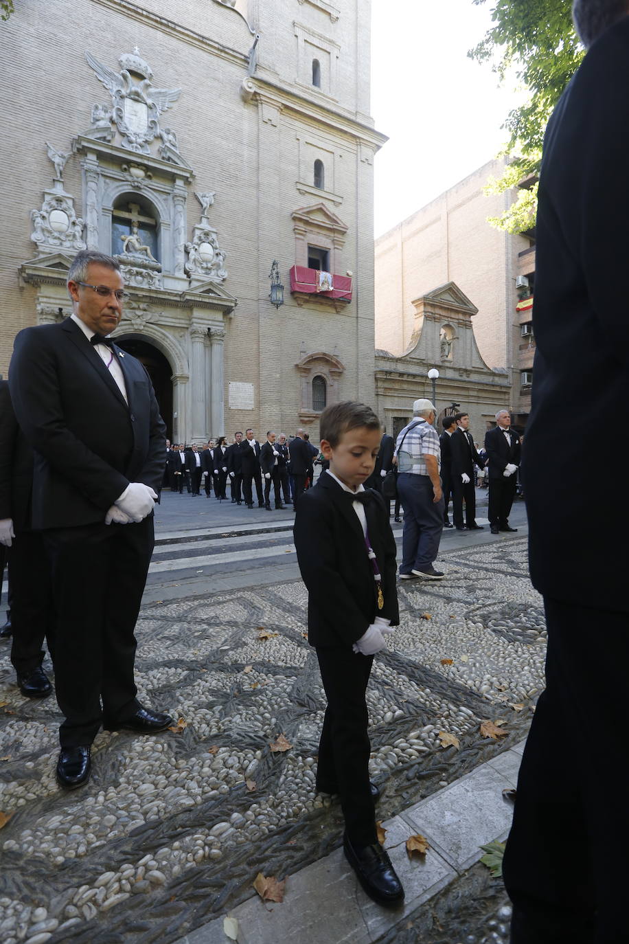 Miles de granadinos y andaluces se han dado cita este domingo en el Centro de la ciudad para acompañar a la Patrona 