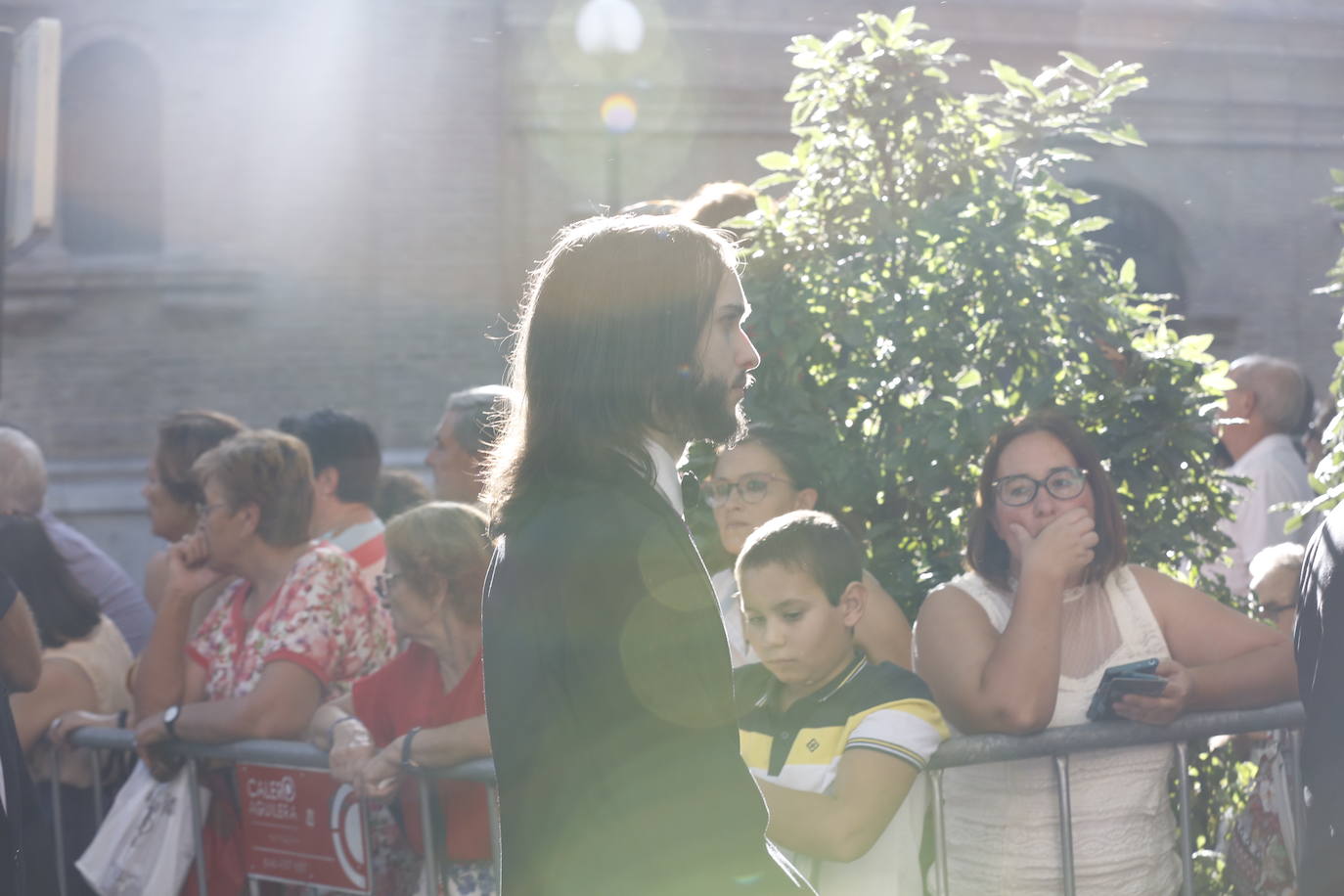 Miles de granadinos y andaluces se han dado cita este domingo en el Centro de la ciudad para acompañar a la Patrona 