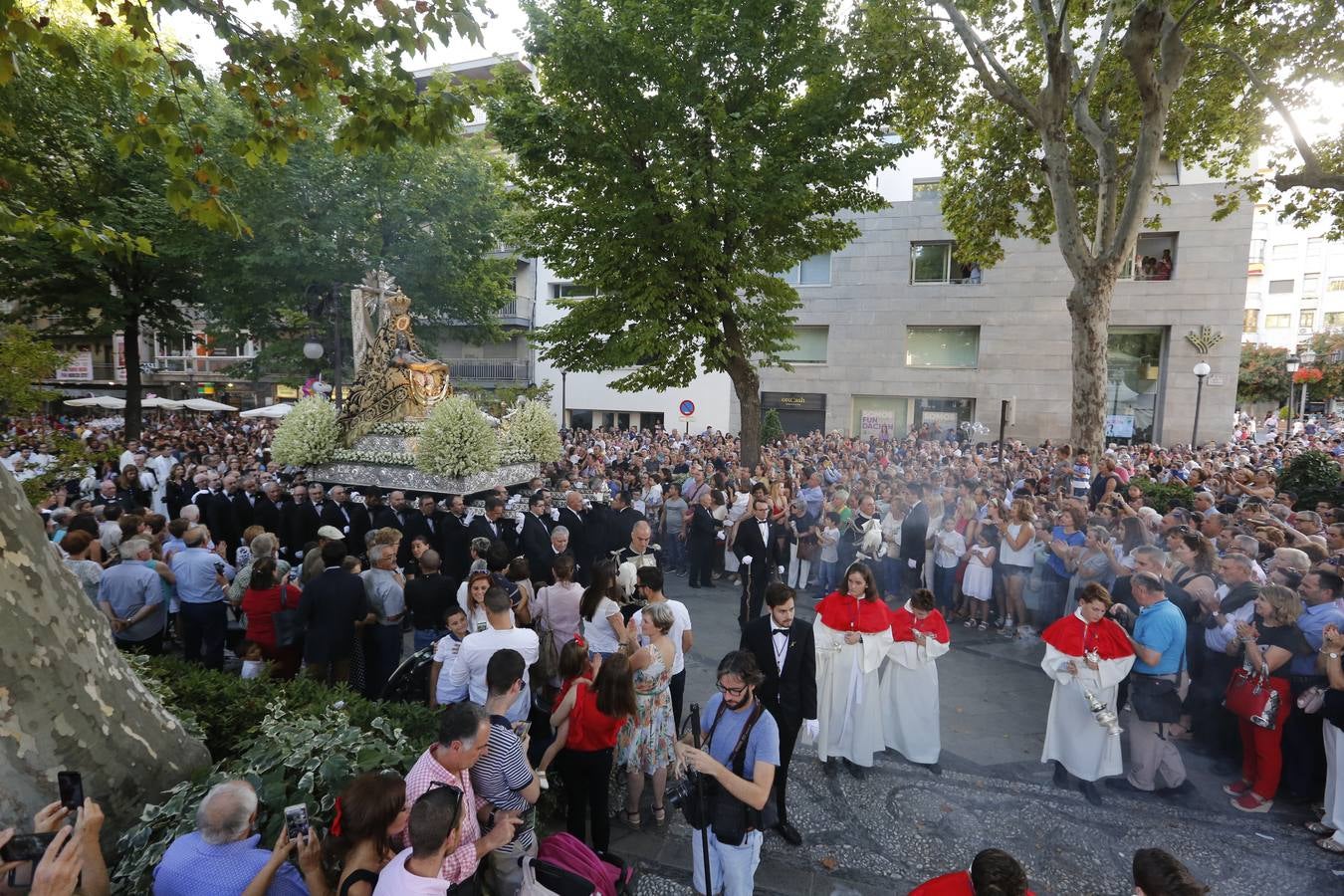 Miles de granadinos y andaluces se han dado cita este domingo en el Centro de la ciudad para acompañar a la Patrona 