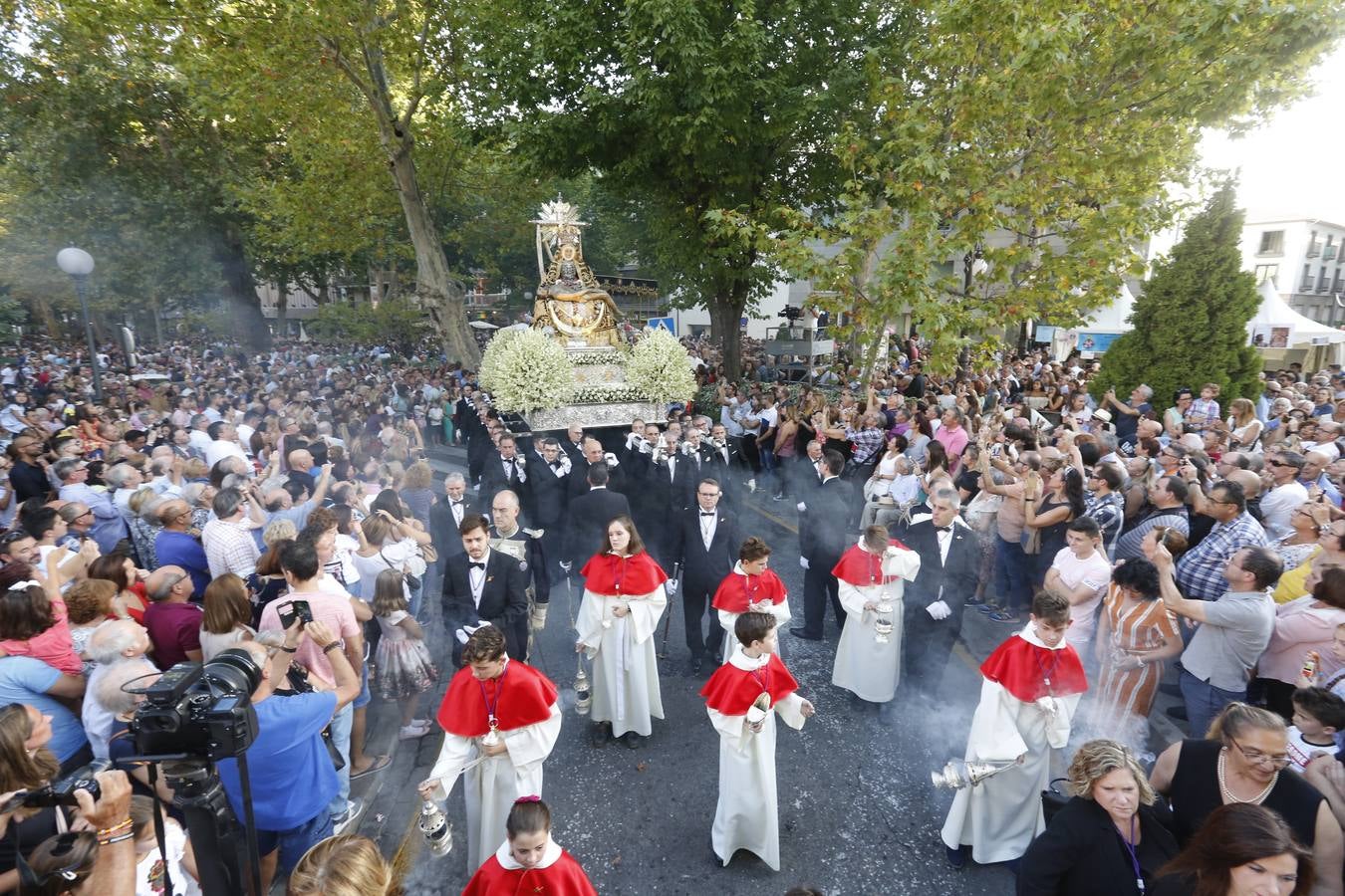 Miles de granadinos y andaluces se han dado cita este domingo en el Centro de la ciudad para acompañar a la Patrona 