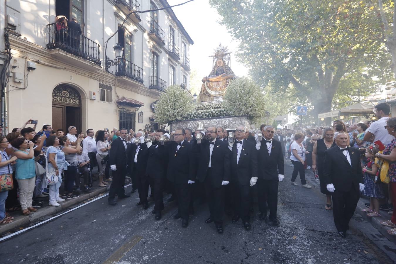 Miles de granadinos y andaluces se han dado cita este domingo en el Centro de la ciudad para acompañar a la Patrona 