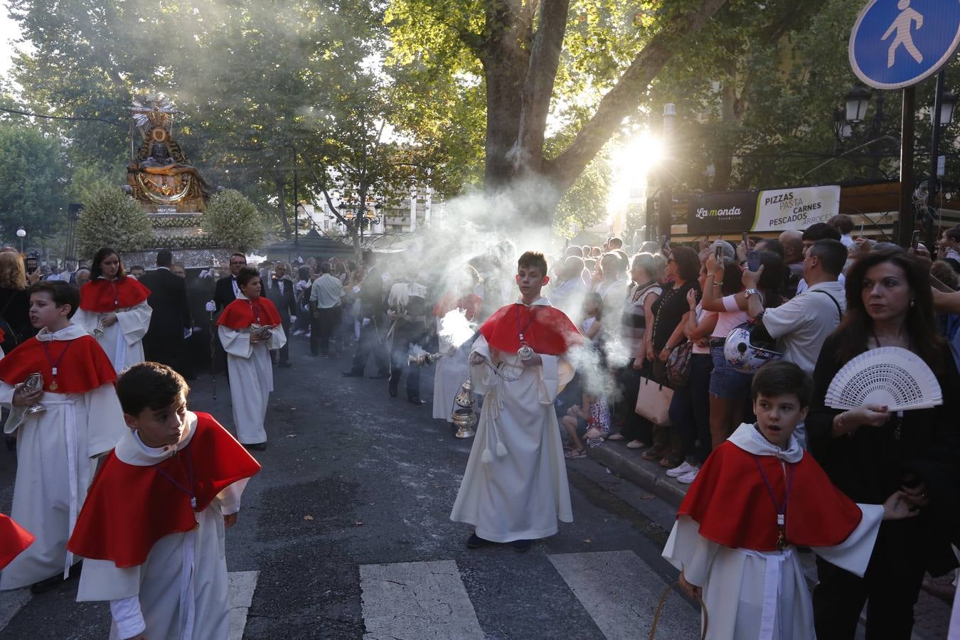 Miles de granadinos y andaluces se han dado cita este domingo en el Centro de la ciudad para acompañar a la Patrona 