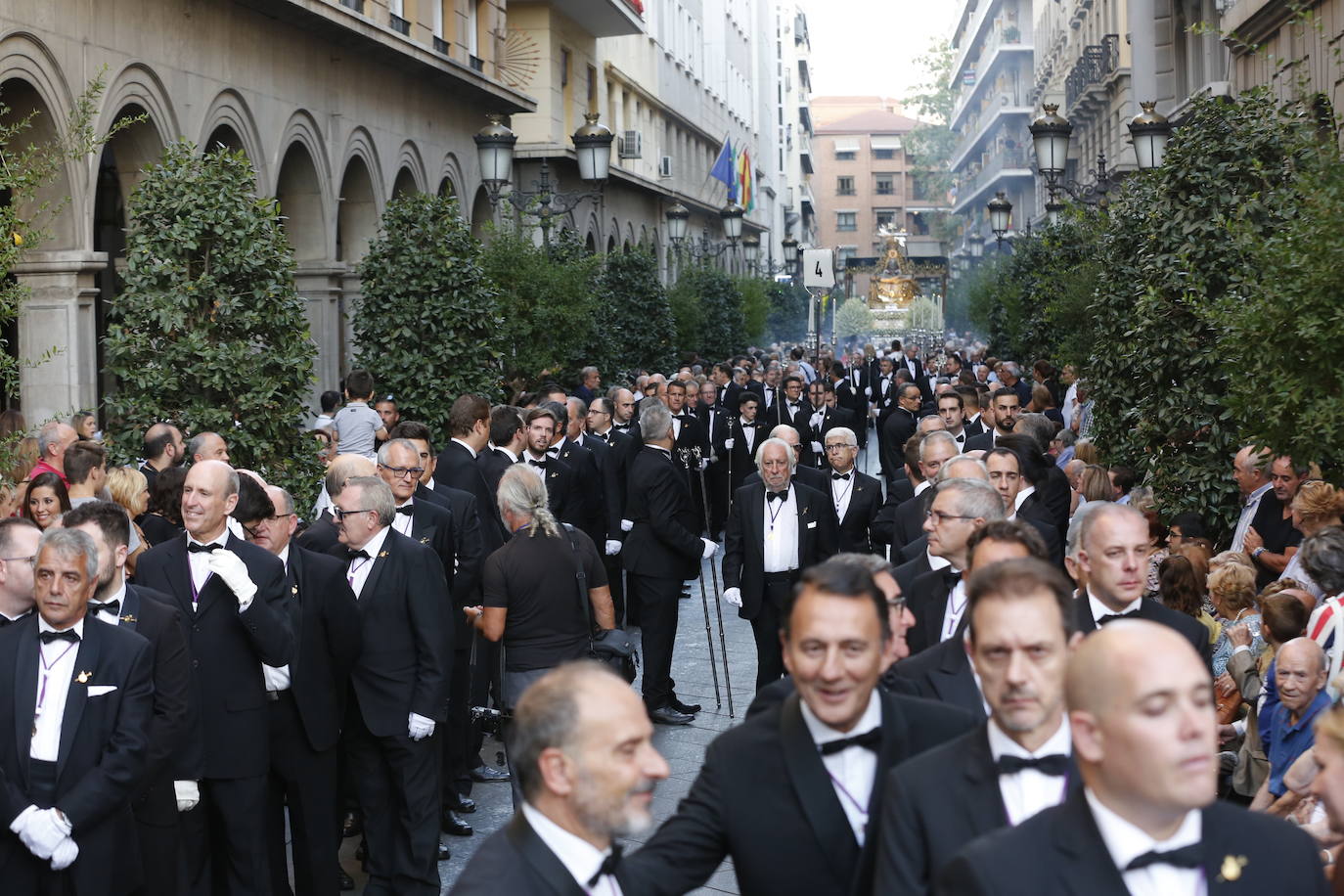 Miles de granadinos y andaluces se han dado cita este domingo en el Centro de la ciudad para acompañar a la Patrona 