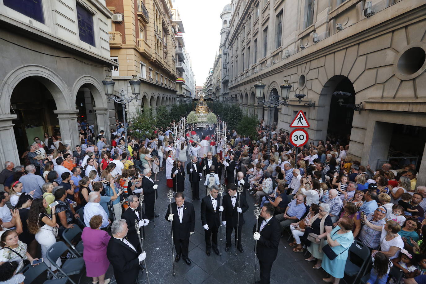 Miles de granadinos y andaluces se han dado cita este domingo en el Centro de la ciudad para acompañar a la Patrona 