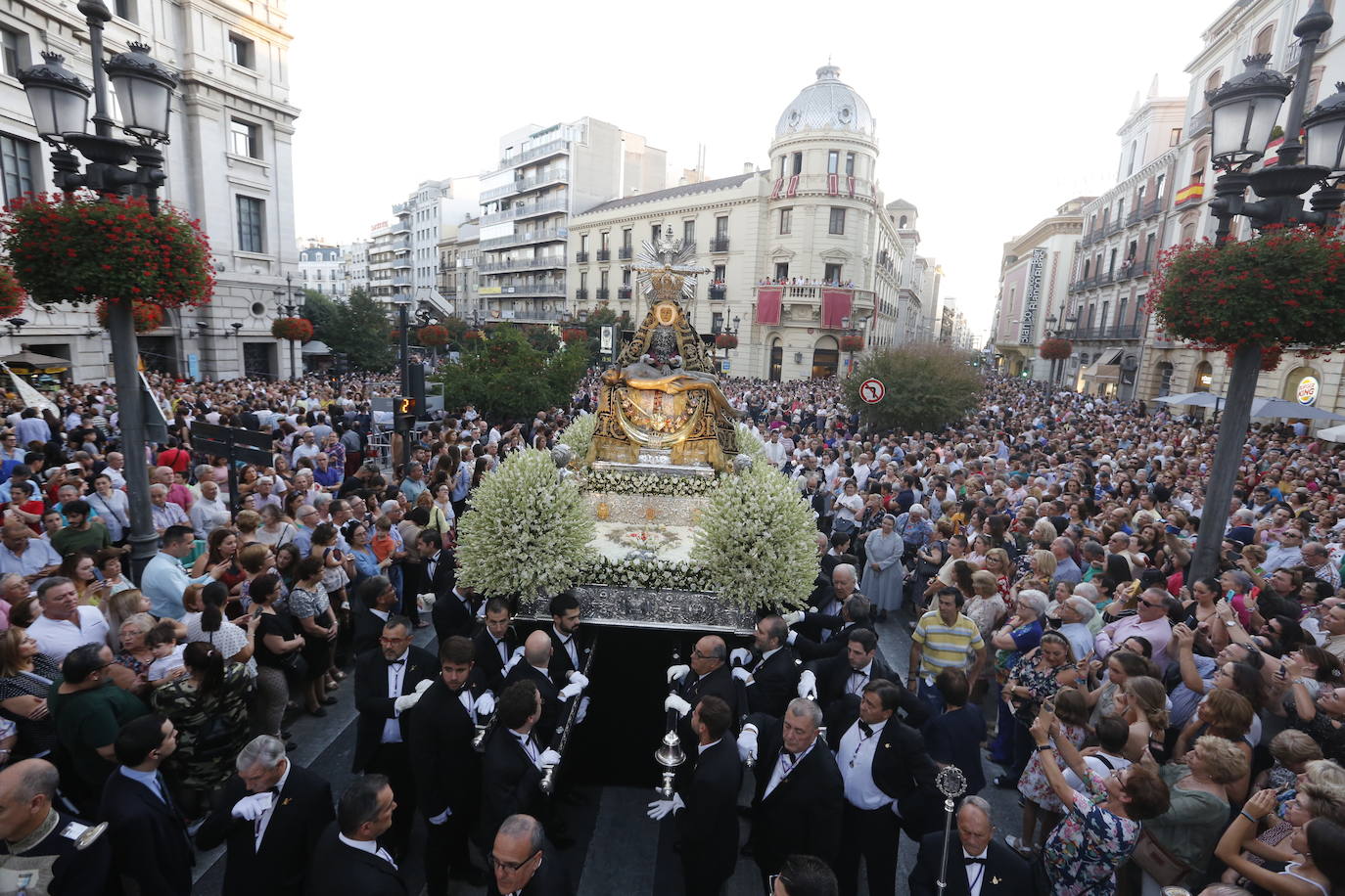 Miles de granadinos y andaluces se han dado cita este domingo en el Centro de la ciudad para acompañar a la Patrona 