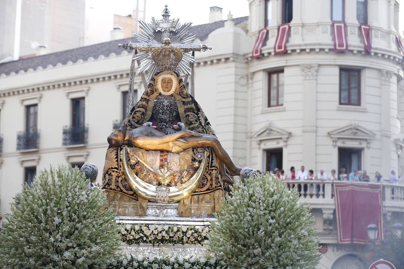 Miles de granadinos y andaluces se han dado cita este domingo en el Centro de la ciudad para acompañar a la Patrona 