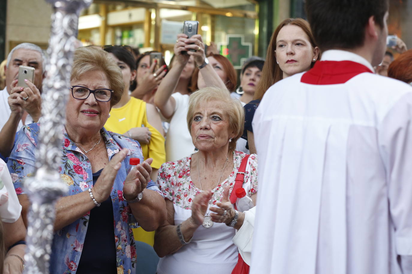 Miles de granadinos y andaluces se han dado cita este domingo en el Centro de la ciudad para acompañar a la Patrona 