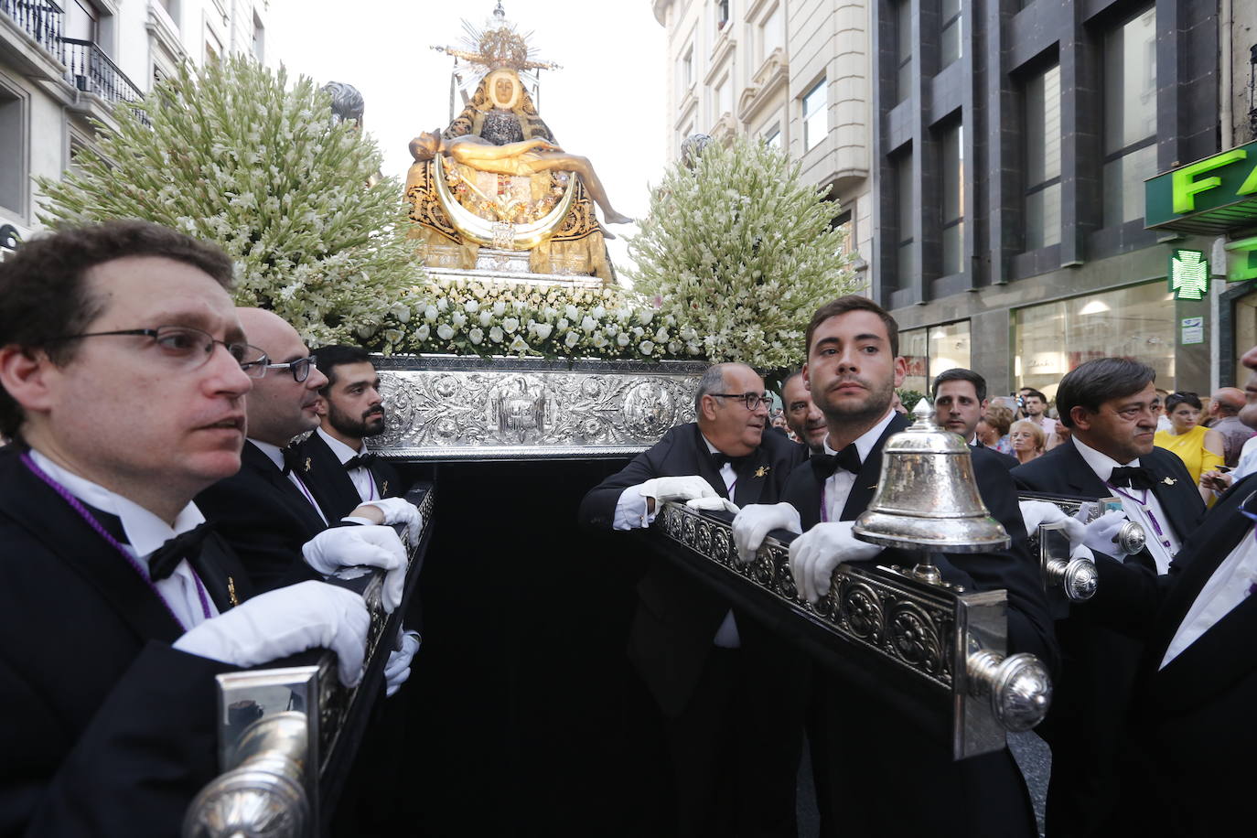 Miles de granadinos y andaluces se han dado cita este domingo en el Centro de la ciudad para acompañar a la Patrona 