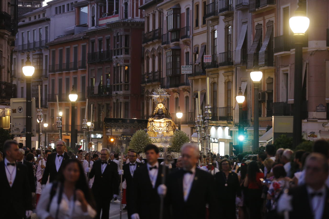 Miles de granadinos y andaluces se han dado cita este domingo en el Centro de la ciudad para acompañar a la Patrona 