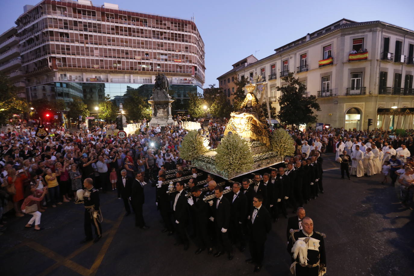 Miles de granadinos y andaluces se han dado cita este domingo en el Centro de la ciudad para acompañar a la Patrona 