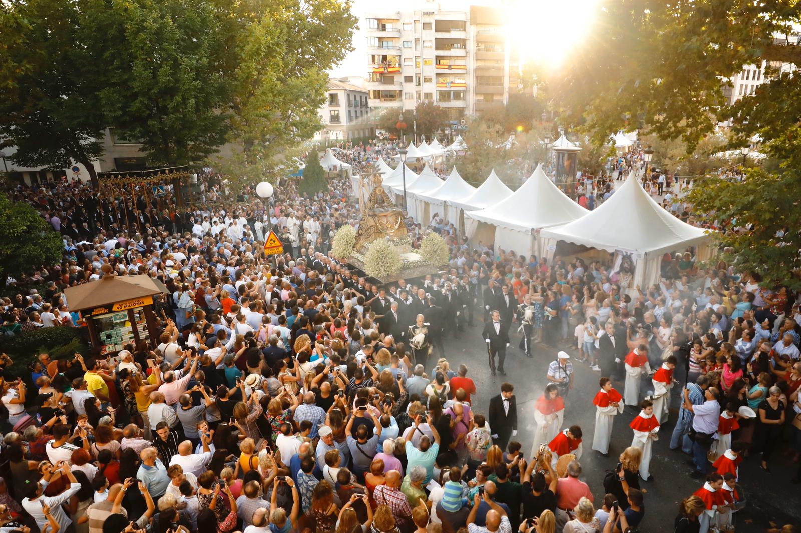 Miles de granadinos y andaluces se han dado cita este domingo en el Centro de la ciudad para acompañar a la Patrona 